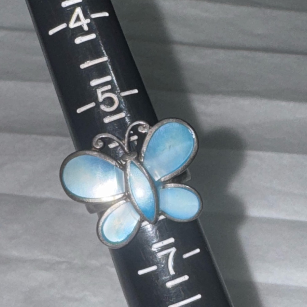 Silver ring with mother of pearl jewels